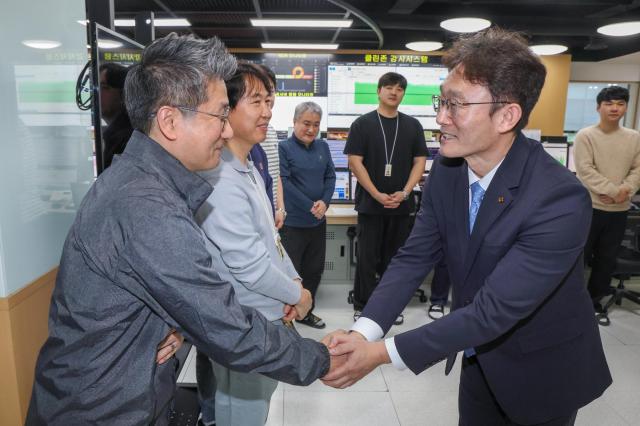 KT 박윤영 대표왼쪽가 네트워크·보안 현장에서 근무하는 직원들을 격려하고 있다 사진KT