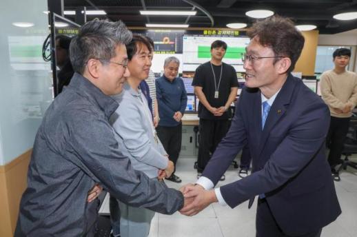 [단독] KT 박윤영 첫 행보는 직원 마음 잡기...자회사 배치 불복 인력, 희망부서 받는다