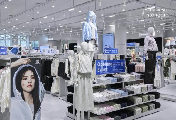 지난 2일 오픈한 무신사 스탠다드 롯데몰 은평점 매장 내부 사진무신사