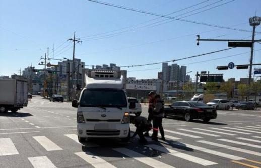 좌회전하던 1t 트럭에 받친 90대... 병원 이송 후 치료 중