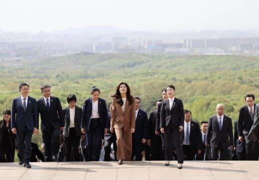 郑丽文率中国国民党访问团拜谒南京中山陵