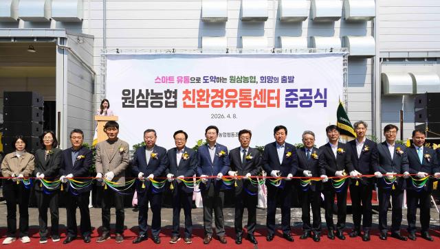 이상일 시장가운데이 준공식 참석자들과 테이프 커팅을 하고 있다사진용인시