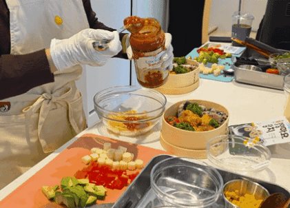 오뚜기 ‘오키친 스튜디오’ 쿠킹 클래스에서 참가자가 오뚜기 제품을 활용해 요리를 하고 있다. [사진=김현아 기자]