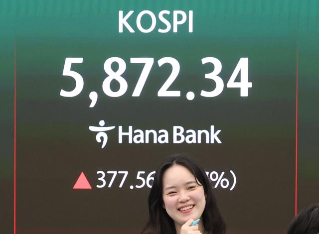 미국과 이란이 2주간의 휴전에 사실상 합의한 가운데 8일 서울 중구 하나은행 본점 딜링룸 현황판에 코스피가 표시돼 있다 이날 코스피는 전장 대비 37756포인트687 오른 587234로 코스닥 지수는 5312포인트512 오른 108985로 마감했다 사진연합뉴스