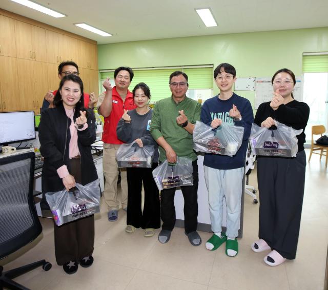 제니시스BBQ그룹은 최근 경기도 이천 소재 아동복지시설 성애원을 방문해 황금올리브치킨 닭다리와 사이드메뉴로 구성된 약 80인분의 치킨을 전달했다 제너시스BBQ그룹과 성애원 관계자들이 물품 전달 후 기념촬영을 하고 있다 사진제너시스BBQ그룹