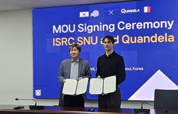 왼쪽부터서울대학교 반도체공동연구소 이혁재 소장 오늘쪽 콴델라 CEO 니콜로소마스키 사진콴델라