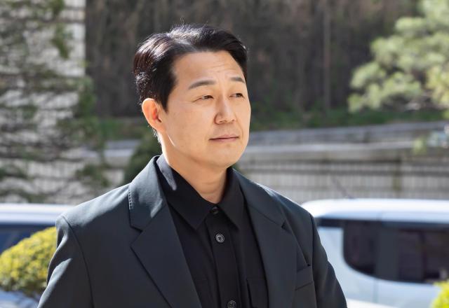 배우 박성웅 씨가 임성근 전 해병대 1사단장의 국회에서의 증언·감정법 위반 등 위증 혐의 재판에 증인으로 출석하기 위해 8일 서울 서초구 서울중앙지방법원에 도착해 법정으로 향하고 있다 사진연합뉴스