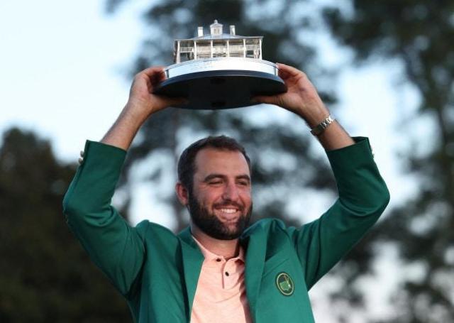 Scottie Scheffler, the 2024 Masters champion, lifts the winner’s trophy. (Yonhap/Reuters)