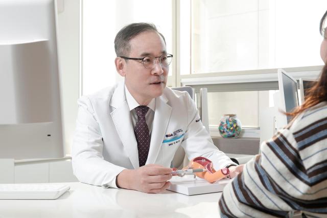 이학천 잠실차병원 난임센터 원장이 CAPA-IVM 치료를 적용한 난임 환자에게 진료를 설명하고 있다사진잠실차병원