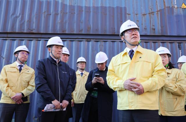  이재명 대통령이 8일 경기도 의왕 내륙컨테이너기지ICD에서 시설을 둘러보고 있다 사진연합뉴스