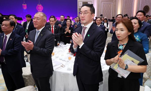 지난해 8월 구광모 LG그룹 회장 정의선 현대차그룹 회장 등이 청와대 영빈관에서 열린 한·베트남 공식 만찬에서 이재명 대통령과 또 럼 서기장 입장 때 박수치고 있다 사진연합뉴스

출처  데일리한국httpsdailyhankookicom