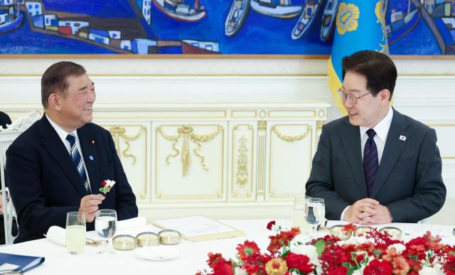 이시바 시게루 전 일본 총리가 8일 청와대에서 열린 이재명 대통령과의 오찬에서 오찬장에 놓인 꽃을 들고 발언하고 있다사진연합뉴스