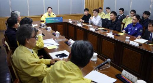 화물운송·물류 종사자 만난 李 내가 있는 한 안전운임제 일몰 없다