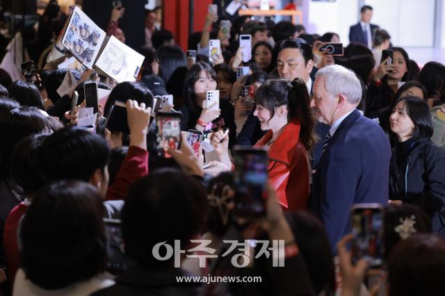 [포토] 앤 해서웨이, 즐거운 레드카펫 현장