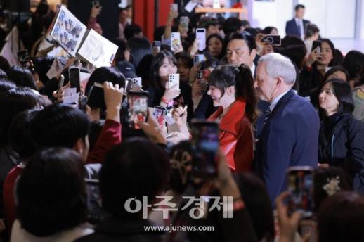 [포토] 앤 해서웨이, 즐거운 레드카펫 현장