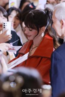 [포토] 앤 해서웨이, 싸인에 집중