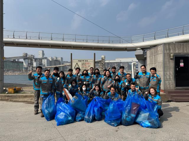 삼표시멘트 임직원들이 지난달 27일 삼척시 관내 주요 하천의 수질 개선과 수자원 보호를 위한 환경 정화활동을 실시한 후 기념촬영을 하고 있다사진삼표그룹