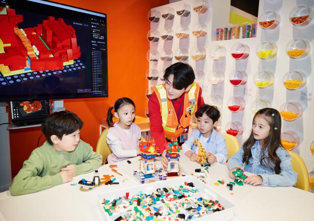 레고랜드 호텔에서 즐길 수 있는 상상력을 레고 브릭으로 현실화하는 레고 크리에이티브 워크샵 진행 모습 사진레고랜드 코리아