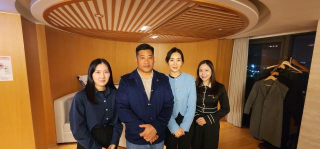 瓦查与The Glody公司员工合影留念。照片The Glody
