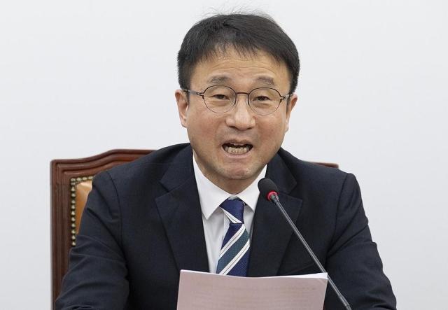 한병도 더불어민주당  원내대표가 7일 국회에서 열린 원내대책회의에서 전쟁 추경 처리와 관련해 발언하고 있다 사진연합뉴스