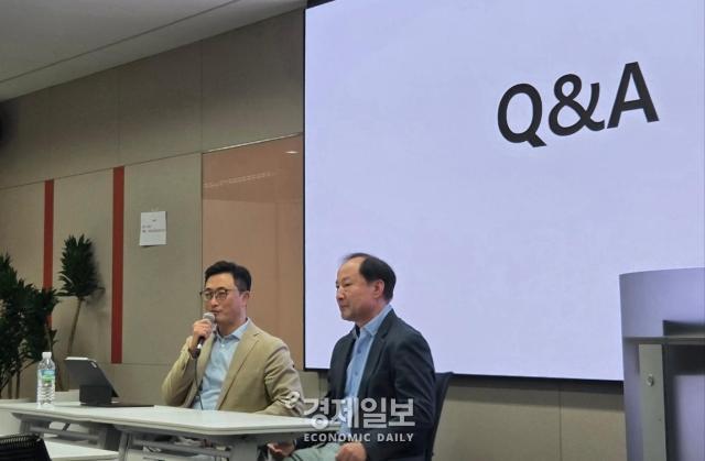 이종훈 SKT 부사장왼쪽과 이내찬 한성대학교 교수오른쪽이 QA를 진행하고 있다 사진류청빛 기자