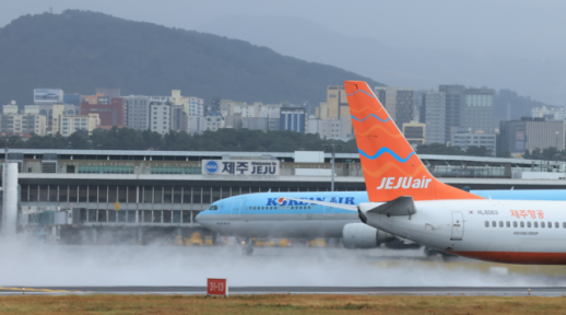 제주공항, 강풍·호우에 항공편 차질 확대…결항·지연 속출