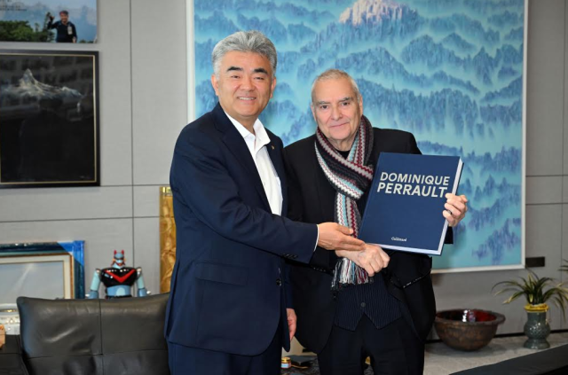 대우건설 정원주 회장왼쪽과 도미니크 페로오른쪽가 대우건설 본사에서 면담 후 기념촬영 하고 있다 사진대우건설