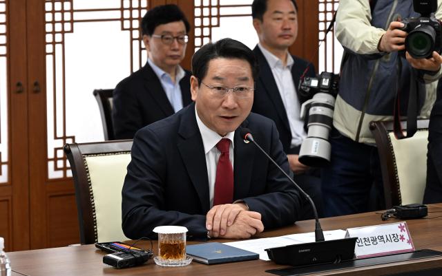 유정복 인천광역시장이 9일 시청 장미홀에서 열린 2026년 4월 인천광역시 긴급 간부회의에서 중동 전쟁에 따른 정부 추가경정예산추경에 대한 대응 방향과 제2차 공공기관 지방 이전 관련 현황 등을 논의하고 있다 사진인천시