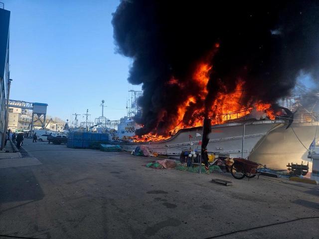 위판장 인근에 정박해 있던 A호72톤 근해채낚기에서 발생한 화재 사진강릉 해경