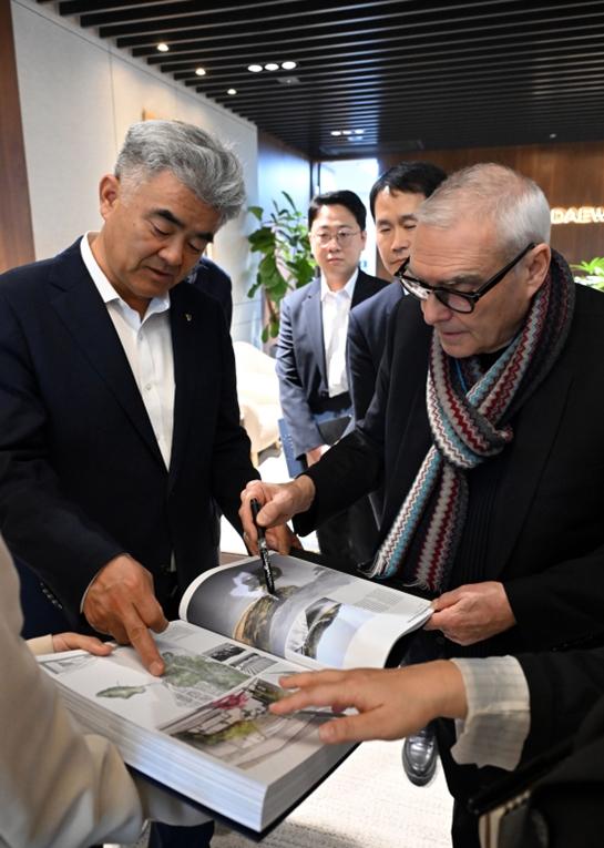 도미니크 페로가 본인의 작품집을 대우건설 정원주 회장에게 설명하고 있다 사진대우건설