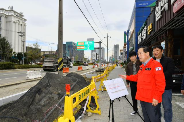 이병선 속초시장이 도로·주차 인프라 현장을 점검하고 있다 사진속초시