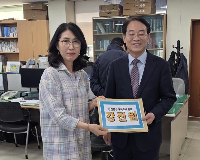 강진원 강진군수가 강진군선거관리위원회를 찾아 무소속으로 예비후보자 등록을 하고 있다사진 강진원 캠프