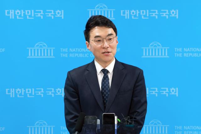 더불어민주당 김남국 대변인이 9일 국회 소통관에서 경기 안산갑 국회의원 보궐선거 출마를 선언한 뒤 취재진 질문에 답하고 있다 사진연합뉴스