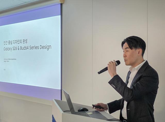 삼성전자 MX사업부 디자인팀장 이일환 부사장이 9일 오전 서울 중구 삼성전자 기자실에서 진행된 갤럭시 디자인 미디어브리핑에서 갤럭시의 새로운 디자인 방향으로 모던한 조형에 감성을 담은 디자인을 소개하고 있다 사진삼성전자