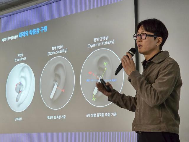 삼성전자 MX사업부 디자인팀 송준용 그룹장이 9일 오전 서울 중구 삼성전자 기자실에서 진행된 갤럭시 디자인 브리핑에서 갤럭시 버즈4 시리즈 디자인에 대해 소개하고 있다 사진삼성전자