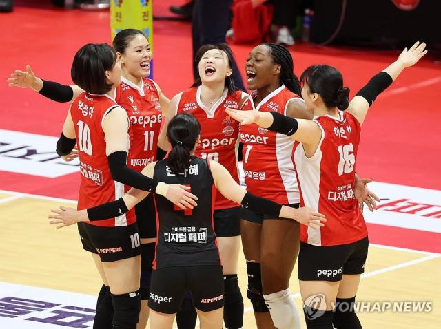 여자 프로배구단 페퍼저축은행 선수들의 경기 모습사진연합뉴스