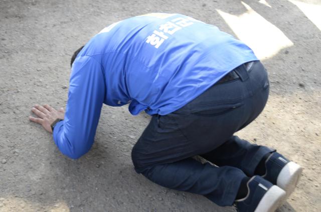 더불어민주당 강원 화천군수 후보로 확정된 김세훈 후보가 지난달 28일 화천읍 선거사무소 개소식에서 절박한 심경으로 지역 어르신들에게 큰절을 하고 있다사진박종석 기자