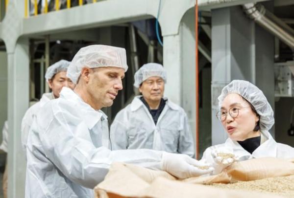 해럴드 로저스 쿠팡 임시대표가 중소제조사 상품 공정 시설을 둘러보고 있다 사진쿠팡