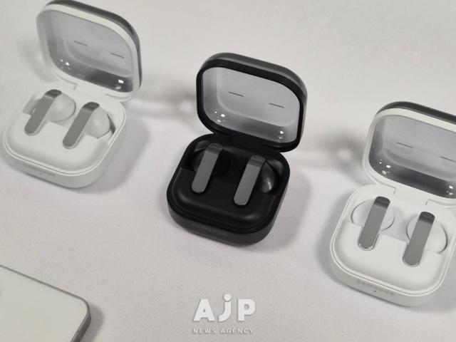 Samsung Elec turns up warmth in design as gadget prices turn cold