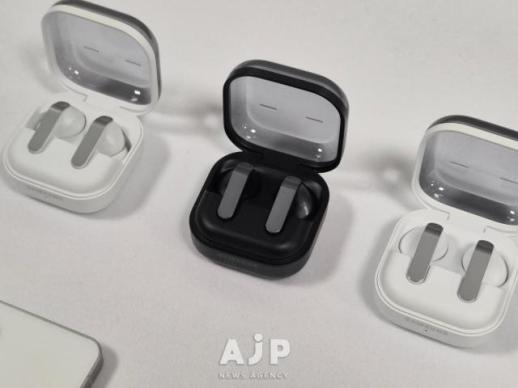 Samsung Elec turns up warmth in design as gadget prices turn cold