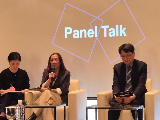 타미 바우믹 로블록스 부사장과 박한철 전국미디어리터러시교사협회 화장이 9일 서울 중구 웨스틴조선에서 열린 기자간담회 패널토크에서 발표를 하고있다사진백서현 기자