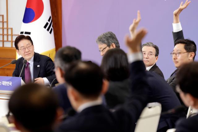 이재명 대통령이 9일 청와대에서 열린 제1차 국민경제자문회의 전체회의에서 참석자 발언 신청을 지켜보고 있다 사진연합뉴스