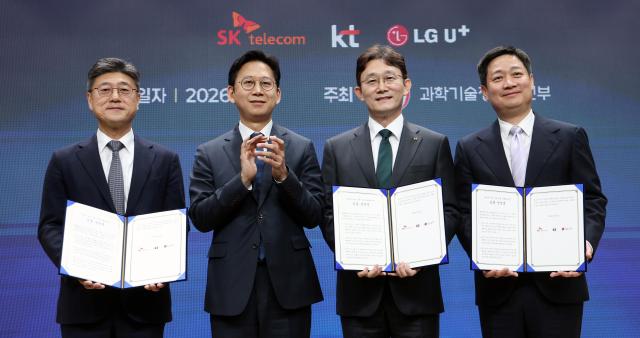 9일 오후 서울 강남구 한국과학기술회관에서 열린 부총리 겸 과학기술정보통신부 장관-통신 3사 공동선언식‘에서 정재헌 SK텔레콤 대표왼쪽부터와 배경훈 부총리 겸 과학기술정보통신부 장관 박윤영 KT 대표 홍범식 LG유플러스 대표가 기념촬영을 하고 있다 20260409사진유대길 기자 dbeorlf123ajunewscom