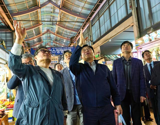 윤호중 장관이 남구로시장 방문해 서울시와 구로구 등 지방정부의 비상경제 대응 상황을 점검했다 사진행정안전부