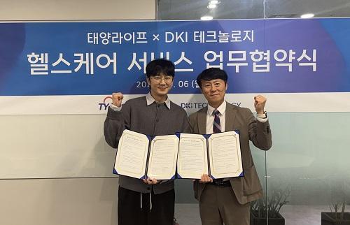 김규석 티와이라이프 실장왼쪽과 신동훈 DKI테크놀로지 대표이사가 업무협약을 맺었다 사진티와이라이프