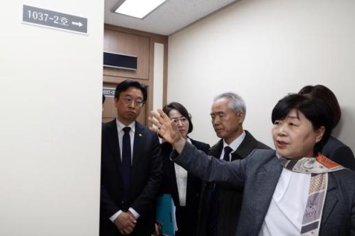 조작 기소 소굴 vs 소설 쓰지 말라 조작 기소 특위, 현장 조사서 충돌