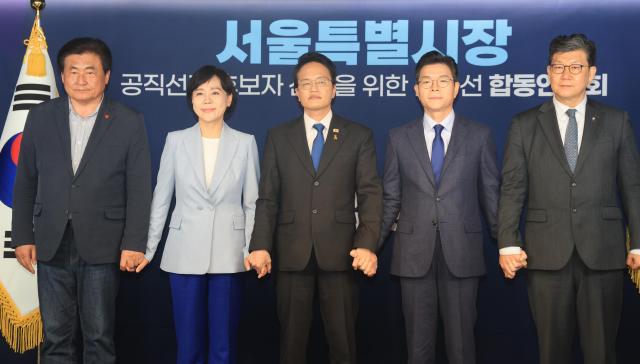 소병훈 더불어민주당 선거관리위원장왼쪽부터 전현희 박주민 정원오 서울시장 예비후보 김남근 공명선거관리 분과위원장이 5일 서울 여의도 중앙당사에서 열린 서울시장 본경선 후보자 합동연설회에 앞서 기념 촬영을 하고 있다 사진연합뉴스