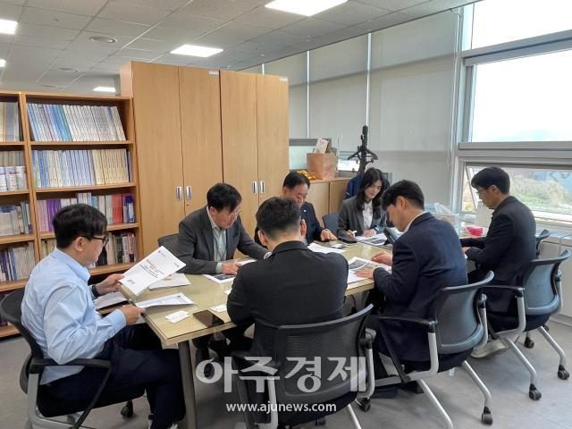 고령군 관계자들이 행안부를 방문해 현안수요사업 및 재난안전수요 사업에 대한 필요성을 설명하고 특별교부세 지원을 건의하고 있다사진고령군