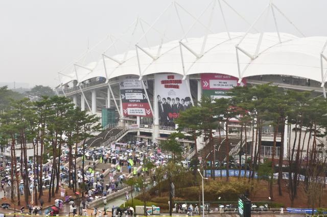 Fans wait to enter BTS WORLD TOUR ARIRANG IN GOYANG at Goyang Sports Complex in Ilsanseo-gu Goyang Gyeonggi Province April 9 2026 AJP Han Jun-gu