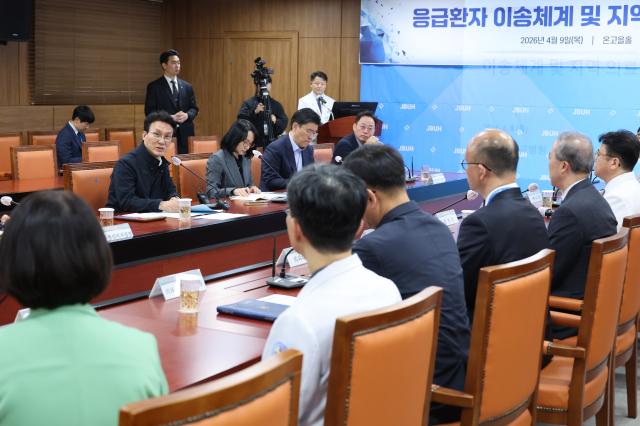 김민석 국무총리가 9일 전북 전주 전북대병원 권역응급의료센터에서 응급환자 이송체계 및 지역의료 인프라를 주제로 열린 간담회에서 발언하고 있다 사진연합뉴스